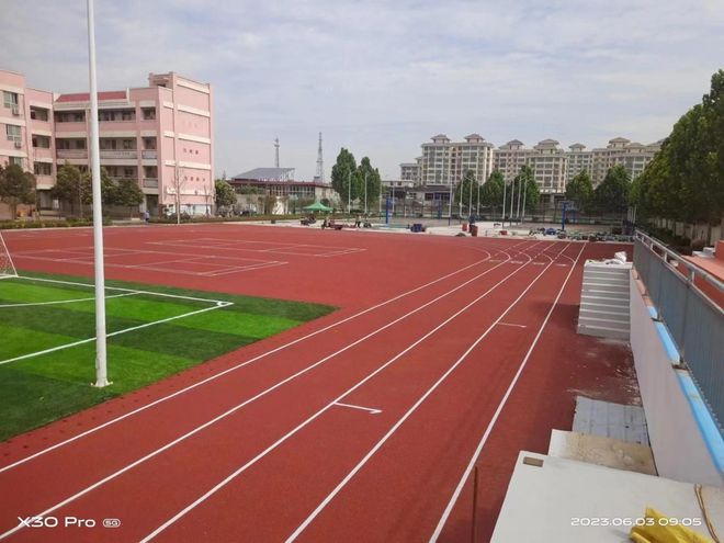 安博体育官方平台塑胶跑道施工流程丨为什么学校需要定期为塑胶跑道浇水？